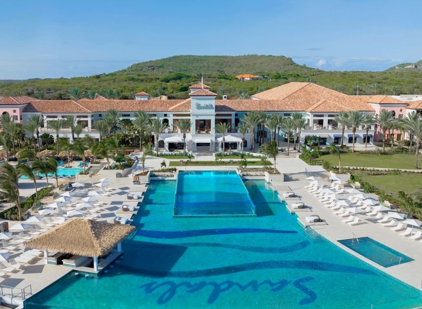Royal-Curacao-pool