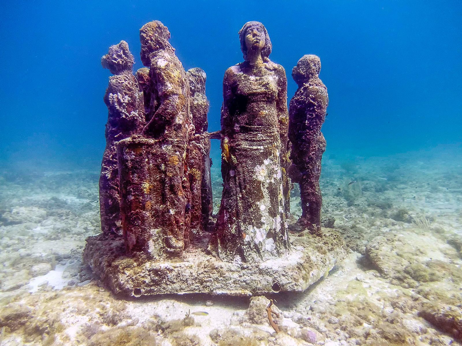 cancun-underwater-statues