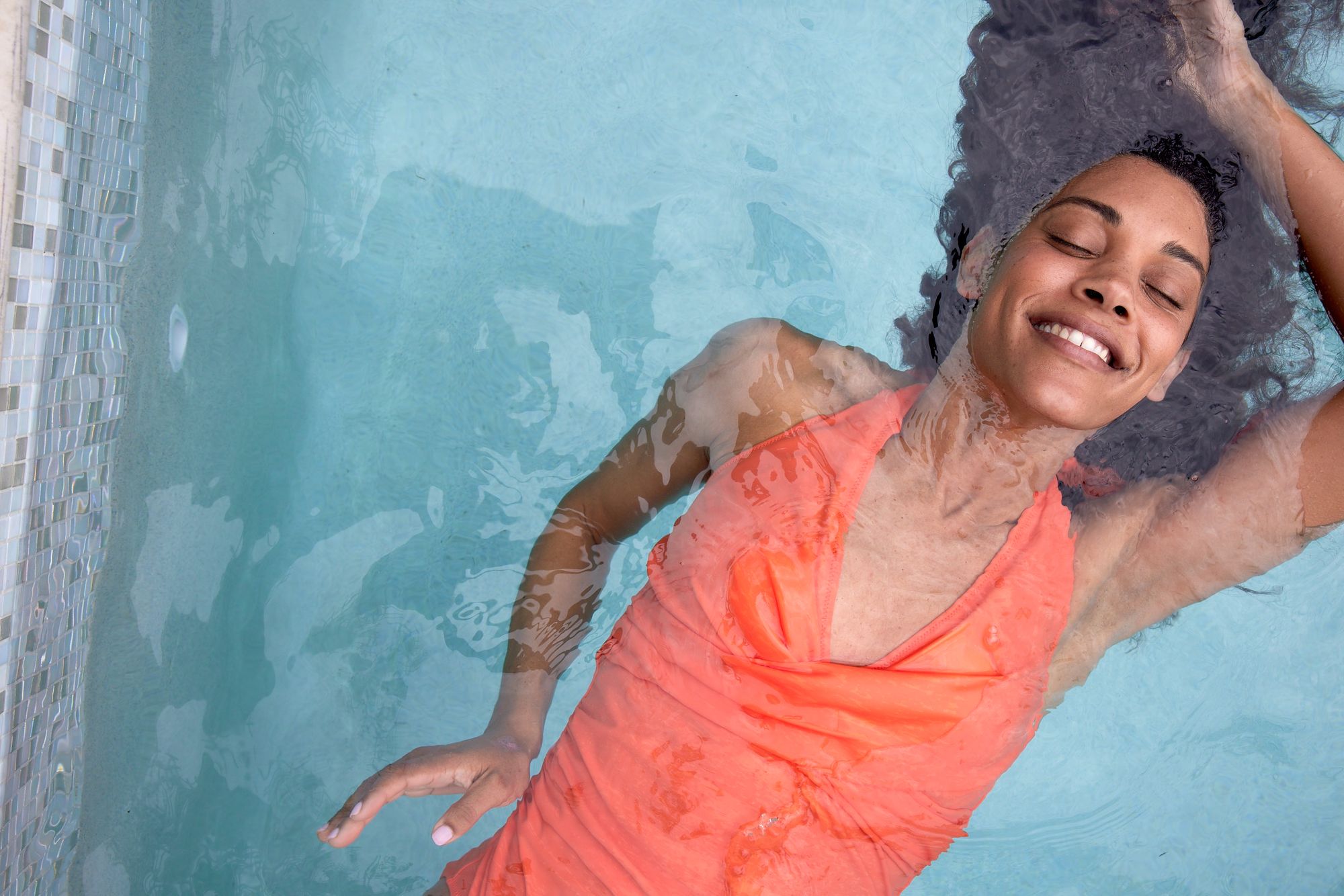 SHOT_19_FLOATING-ON-POOL_2600-1