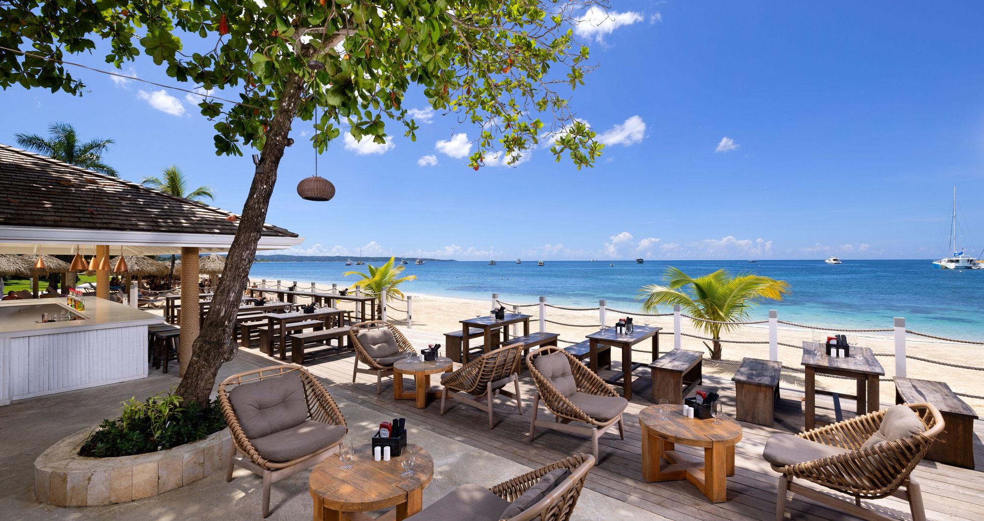 Web-Version-SNG-Restaurant-Perla-Outside-Sitting-Beach--1-