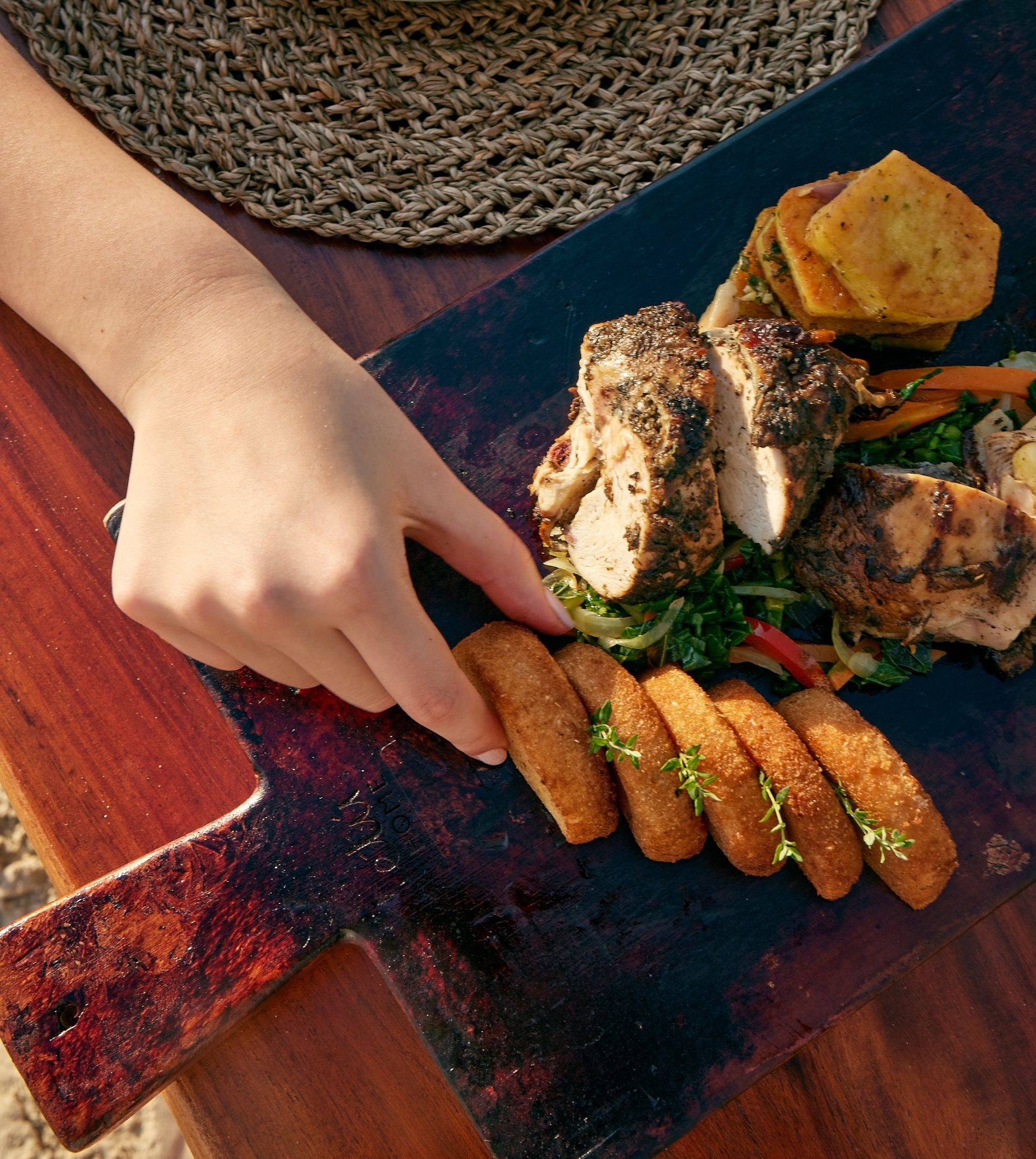 BNG-Lifestyle-Family-Dinner-Beach-16